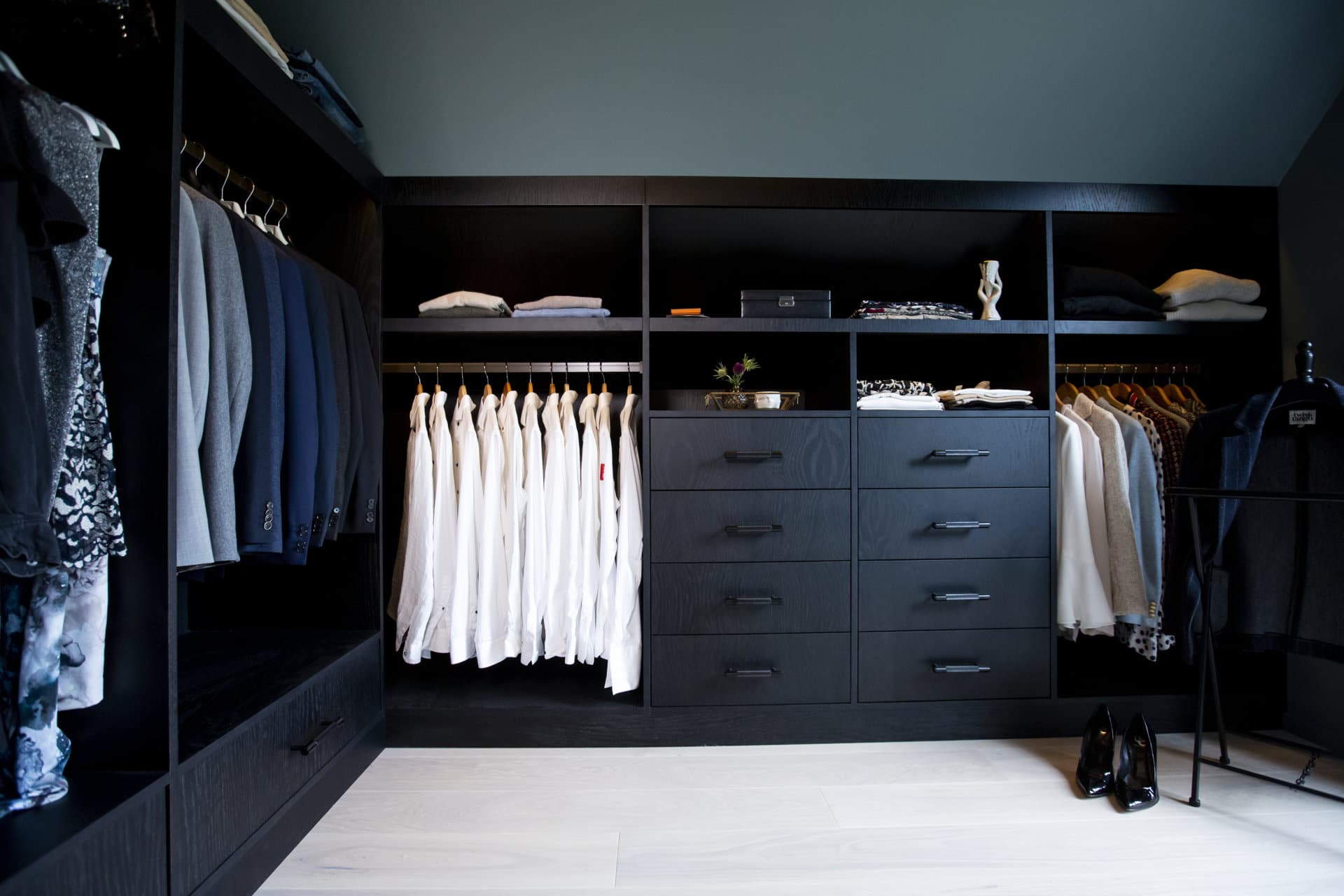 Walk in closet i svartbetsade ek