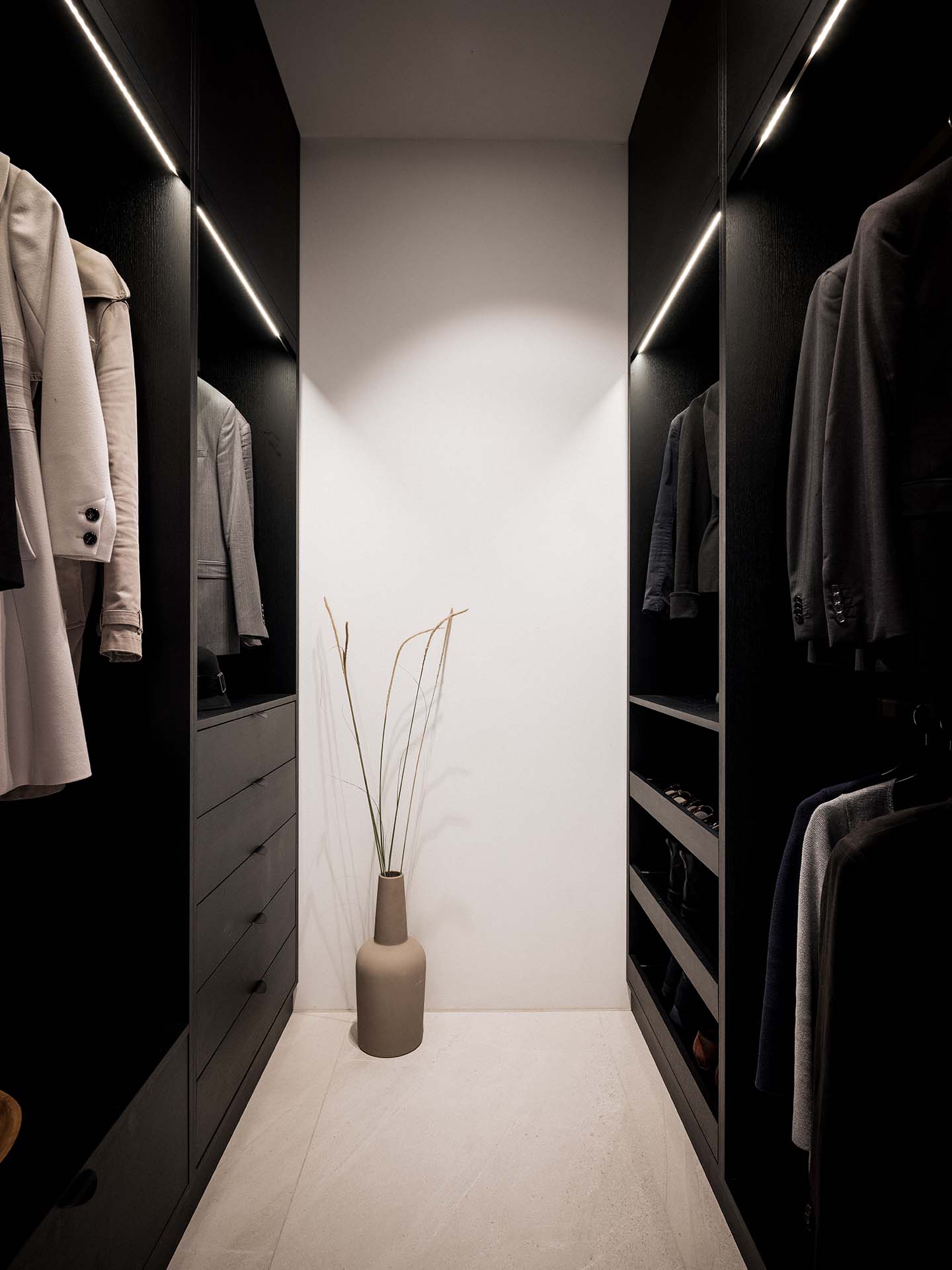 Svart garderob liten walk in closet